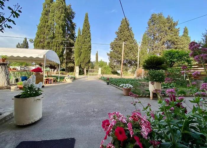 Montsenigos Garden Apartment